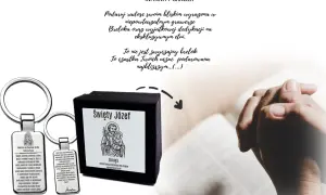 Brelok z wizerunkiem św. Józefa i modlitwą. Czy wiara może być ucieczką od odpowiedzialności za własne życie? Dłonie złożone do modlitwy nad otwartą księgą.