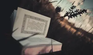Otwarta księga w trawie, sugerująca refleksję nad tym, gdzie trafia dusza po śmierci.
