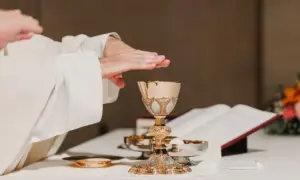Ile trwa suma w kościele? Odkryj czas mszy niedzielnej i jej znaczenie