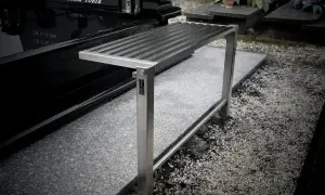 Nowa ławka na cmentarz, wykonana ze stali nierdzewnej, idealna do miejsc pamięci.