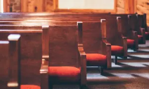 Puste ławki kościelne. Apostazja a prawo do pochówku – czy opuszczenie kościoła zamyka drogę do godnego pożegnania?