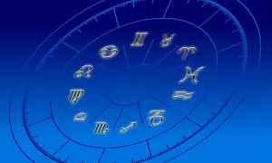 Złote symbole zodiaku na niebieskim tle. Praktykowanie magii i horoskopów może wpływać na życie duchowe katolika, odciągając od wiary.