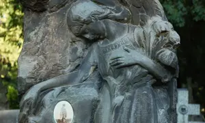 Anioł opłakuje zmarłego. Odkryj najciekawsze symbole na starych nagrobkach i ich ukryte znaczenie.