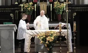 Kapłan i ministrant podczas mszy. Czy opuszczenie mszy świętej w niedzielę jest grzechem ciężkim? To pytanie nurtuje wielu wiernych.