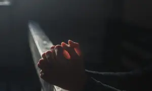 Czy obrażanie się to grzech? Zrozum moralne konsekwencje tej postawy