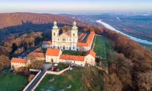 Opactwo Benedyktynów nad Wisłą. Goście poznają zasady milczenia w klasztorach benedyktyńskich, szukając spokoju i refleksji.