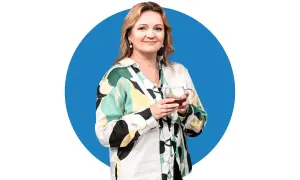 Kobieta z herbatą w dłoniach, zastanawiająca się, dlaczego wiara wymaga odwagi, gdy stawia czoła dylematowi konformizmu społecznego.