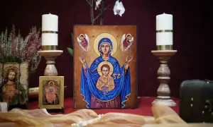 Zachwyt nad sztuką sakralną: ikona Matki Bożej z Dzieciątkiem, świece, kwiaty i inne obrazy. Jak czytać ikonografię?