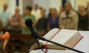 Kto to jest lektor w kościele i jakie ma kluczowe zadania?