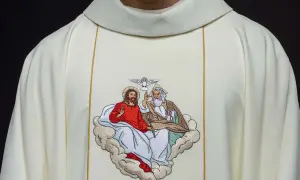 Biała szata z haftem Trójcy Świętej. Pomoc w walce z objawami kryzysu wiary i duchową pustką.