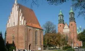 Katedra poznańska, jeden z najstarszych nieprzerwanie działających kościołów w Polsce, z charakterystyczną wieżą i ceglaną fasadą.