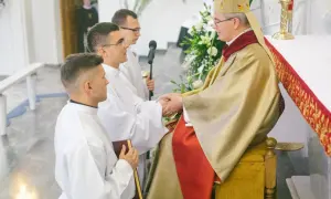Biskup błogosławi ministrantów. Dowiedz się, jak zostać lektorem lub ministrantem w wieku dorosłym.