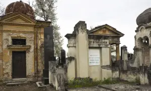 Nagrobek Strauchera i inne zabytkowe mauzolea, które czynią ten cmentarz jednym z najpiękniejszych zabytkowych cmentarzy w Polsce.