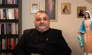 Ksiądz tłumaczy, jak przygotować się do spowiedzi generalnej rachunek sumienia. W tle obrazy religijne i figura Matki Bożej.