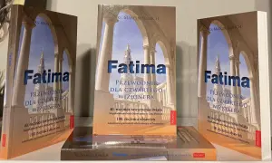 Książka "Fatima. Przewodnik dla czwartego wizjonera" podpowiada, czy warto jechać do Fatimy w rocznicę objawień, uwzględniając logistykę i nocleg.