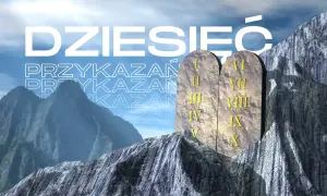 Kamienne tablice z wyrytymi cyframi rzymskimi, symbolizujące 10 przykazań Bożych, stoją na tle górskich szczytów.