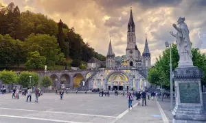 Bazylika w Lourdes, tłumy pielgrzymów. Jak znaleźć ciszę w Lourdes, mimo skutków komercjalizacji miejsc świętych?