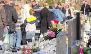 Rodzina przy grobie, spory z zarządcą cmentarza o zbyt duży pomnik.