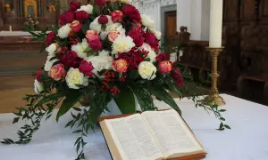 Jakie kwiaty doniczkowe do kościoła? Odkryj piękne i symboliczne wybory