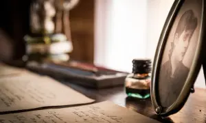 Stare listy, kałamarz i zdjęcie kobiety. Symboliczne objawy nawrócenia w dorosłym życiu, jak zacząć od nowa.