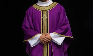 Fioletowa szata liturgiczna z haftami. Poznaj, dlaczego ksiądz nosi różne kolory szat liturgicznych i znaczenie symboli.