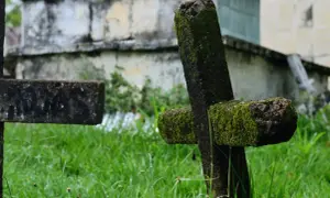 Czy można przynosić rzeczy z cmentarza do domu? Etyka i przesądy