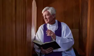 Kapłan w konfesjonale, z otwartą księgą, omawia warunki dobrej spowiedzi.