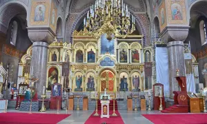Wnętrze cerkwi z ikonostasem i ołtarzem. Czy wazektomia jest grzechem? Pytanie to nurtuje wielu wiernych.