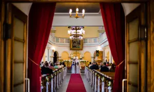 Czym się różni katolik od chrześcijanina? Poznaj kluczowe różnice