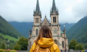 Kobieta w żółtej kurtce z plecakiem przed kościołem. To nie tylko wycieczka krajoznawcza, ale też pielgrzymka.