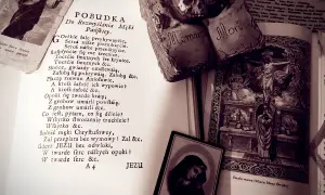Stary tekst "gorzkie żale" obok czaszki i religijnych ilustracji.