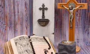 Krzyż z kogutem – odkryj jego głębokie znaczenie w wierze chrześcijańskiej