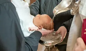 Jak wygląda chrzest w kościele? Poznaj ważne rytuały i zwyczaje