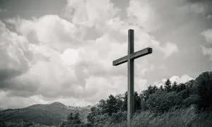 Drewniany krzyż na tle burzowych chmur. Symbolizuje drogę do zrozumienia, jak odróżnić natchnienie boże od własnych pragnień i emocji.
