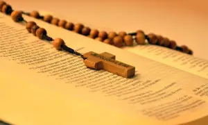 Czy modlitwa na leżąco to grzech? Przekonaj się, co mówi Biblia