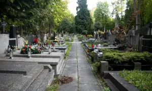 Jak ozdobić pomnik na cmentarzu, by wyrazić szacunek i pamięć