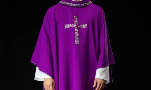 Fioletowa szata liturgiczna z ozdobnym krzyżem, symbolizująca czas pokuty, gdy kończą się roraty.