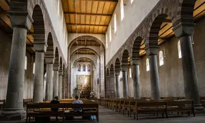 Jakie dekoracje zdobiły wnętrza kościołów romańskich - poznaj ich tajemnice