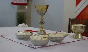 Ołtarz z kielichem i opłatkami. Czy sennik to grzech? Nie, to tylko symbolika.