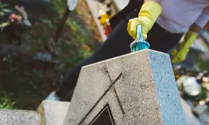 Rękawiczki ochronne i szczotka do czyszczenia nagrobka. Zapobiegaj objawom korozji na elementach metalowych, by nagrobek służył latami.