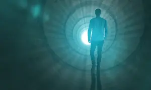 Człowiek idzie w stronę światła w tunelu, symbolizującym to, co się dzieje po śmierci.