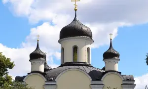 Cerkiew z kopułami i krzyżami, jeden z najciekawszych miejsc świętych w Polsce ukrytych w małych wioskach.