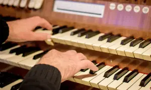 Ile zarabia organista w kościele? Zaskakujące fakty o wynagrodzeniach