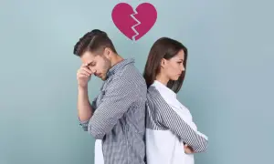 Para zmartwionych ludzi stoi odwrócona plecami do siebie, nad nimi pęknięte serce. Czy to znak, jak odpokutować grzech zdrady?