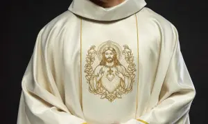 Szaty kapłańskie z haftem Serca Jezusowego. Różnica między odpustem zupełnym a cząstkowym jak go uzyskać.