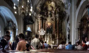 Ile trwa majówka w kościele? Zaskakujące różnice w czasie trwania