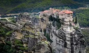Klasztory Meteory w Grecji na skalnych iglicach. Jak zaplanować wizytę w klasztorach Meteora w Grecji bez tłumów, by podziwiać te cuda natury i architektury.