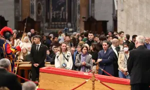 Kto siedzi za trumną w kościele? Zrozumienie ważnych tradycji