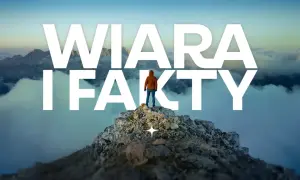 Człowiek na szczycie góry na tle chmur, z napisem "WIARA I FAKTY".