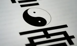 Symbol Yin Yang na białym tle, otoczony chińskimi znakami. Ilustruje różnicę między wiarą a wiedzą, perspektywę filozoficzną i teologiczną.